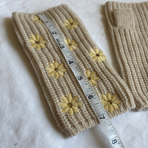 Carolyn Rowan Fingerless Gloves Italian Merino Wool Swarovski Flower Appliqués - Picture 7 of 8
